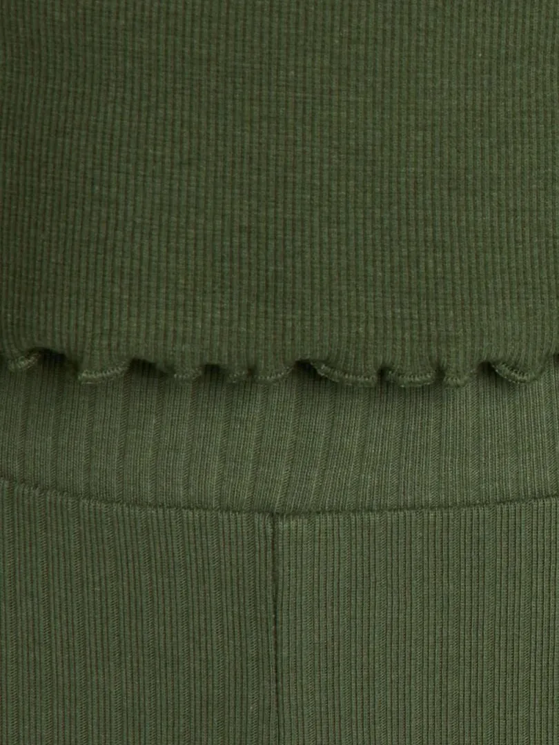 CAMISETA DE CANALé CON CUELLO ALTO  VERDE