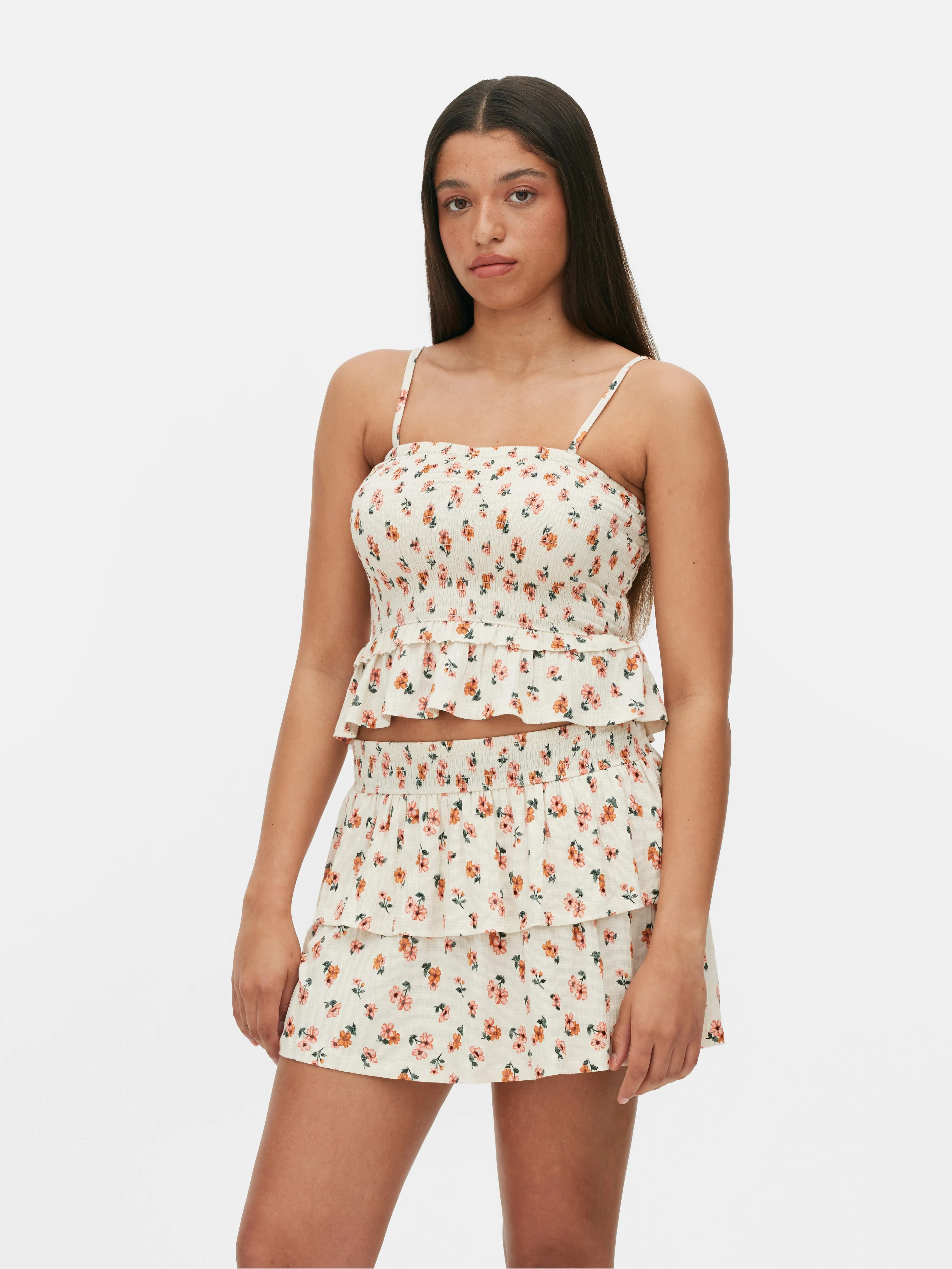 Camiseta de tirantes floral fruncida combinable