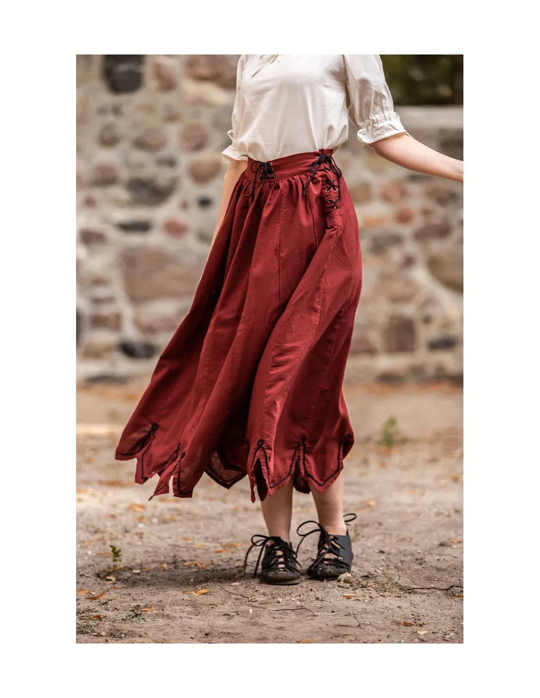 Falda medieval con bordados modelo Svenja, rojo
