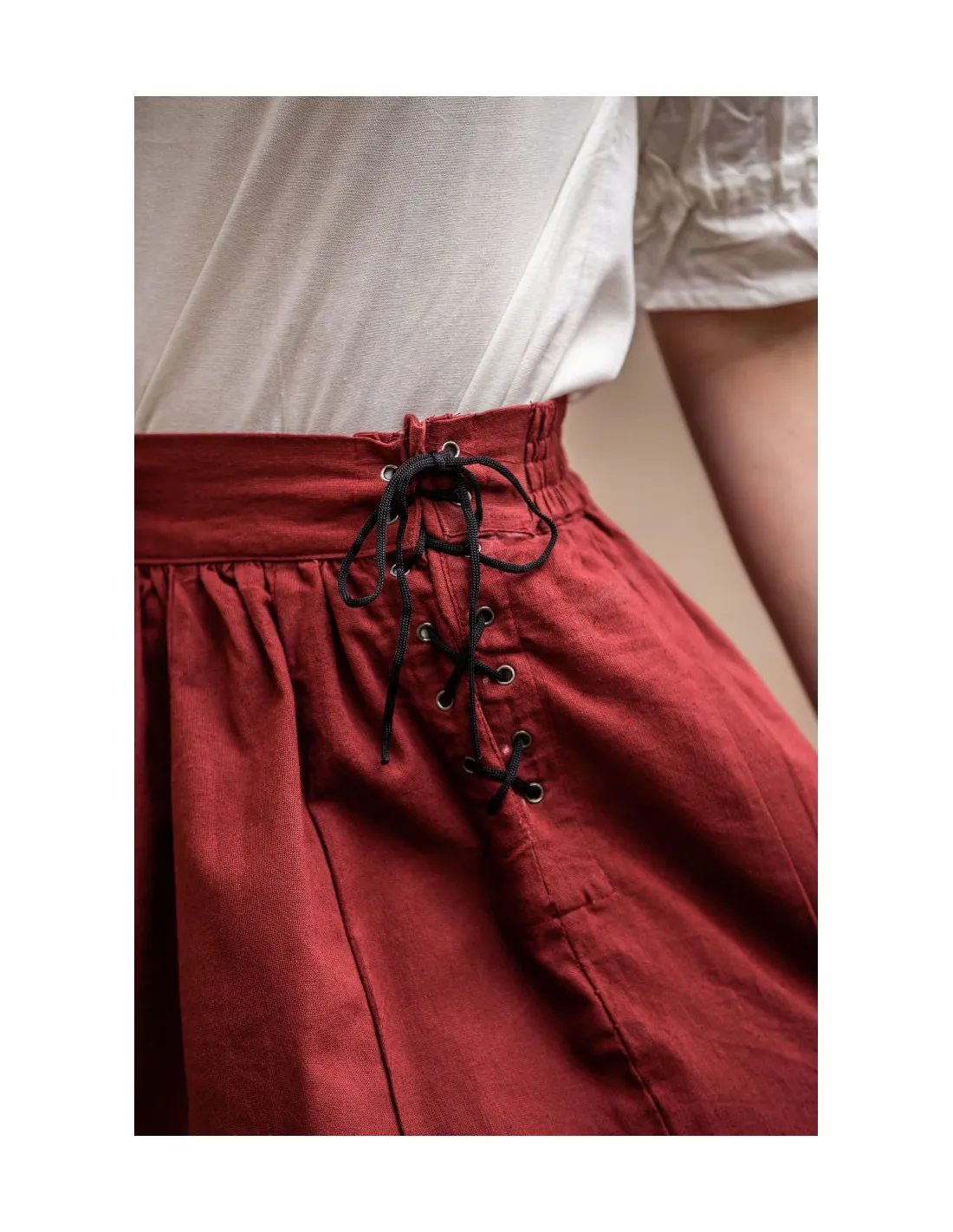 Falda medieval con bordados modelo Svenja, rojo