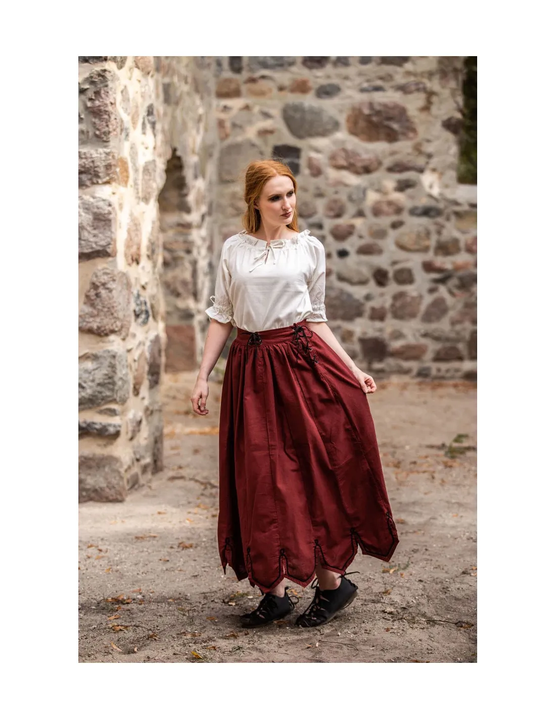 Falda medieval con bordados modelo Svenja, rojo