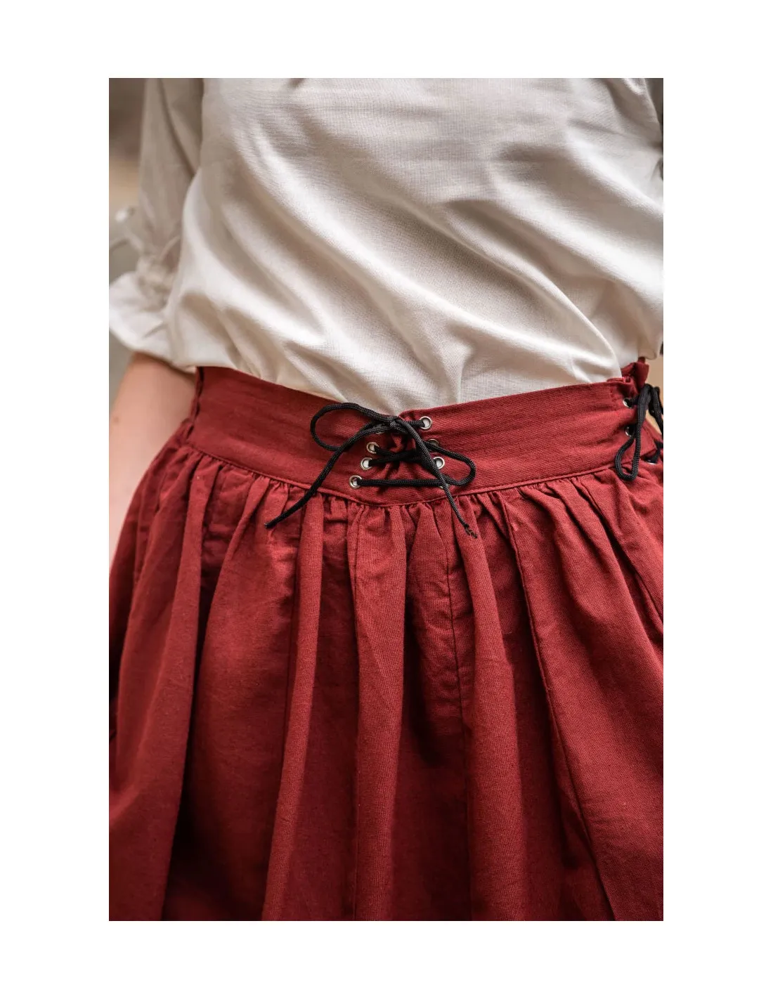 Falda medieval con bordados modelo Svenja, rojo